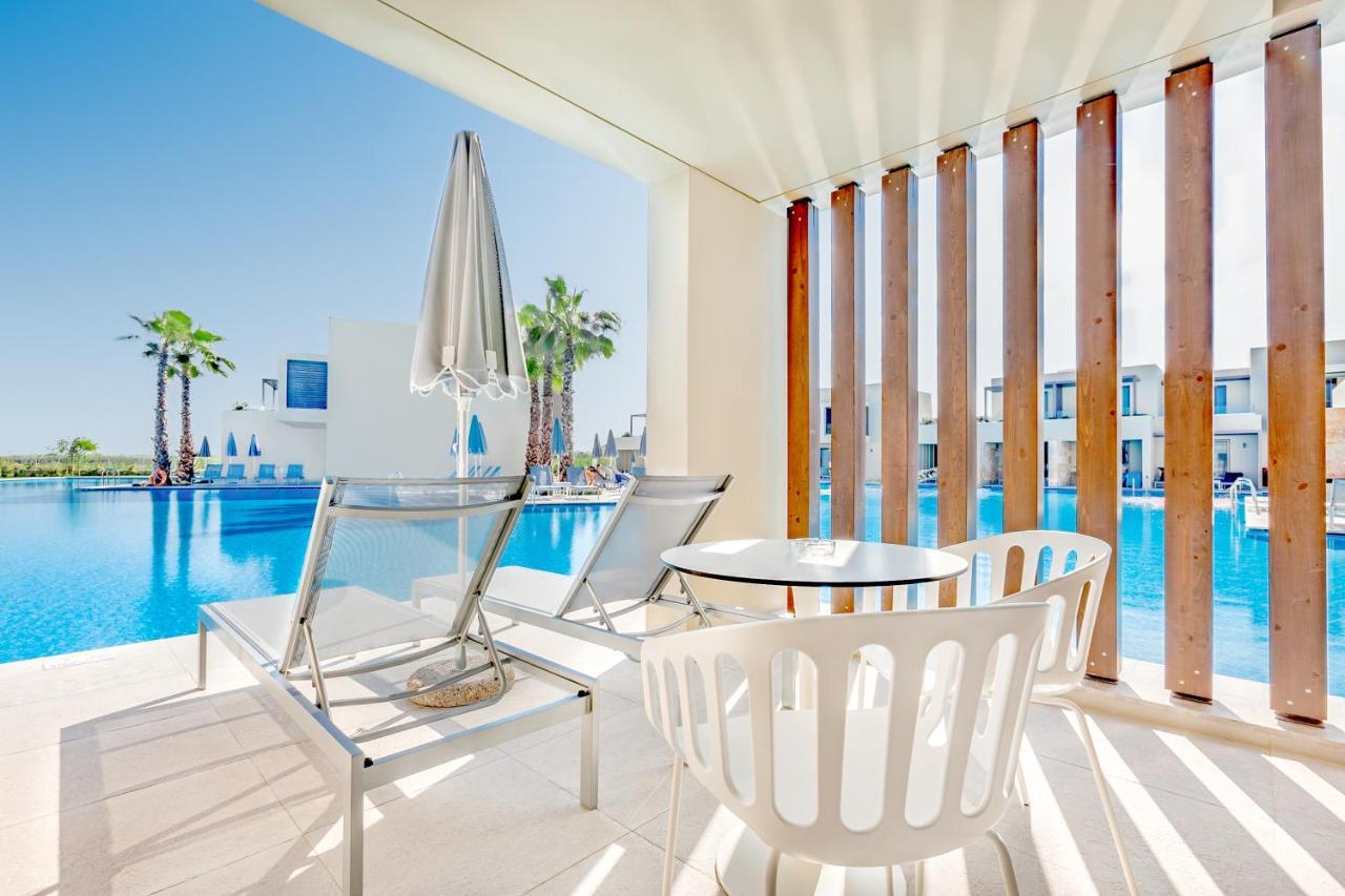 Double Swim-Up Room