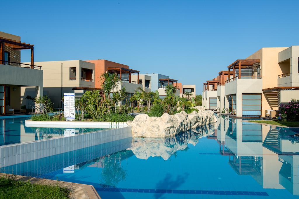Double Swim-Up Room